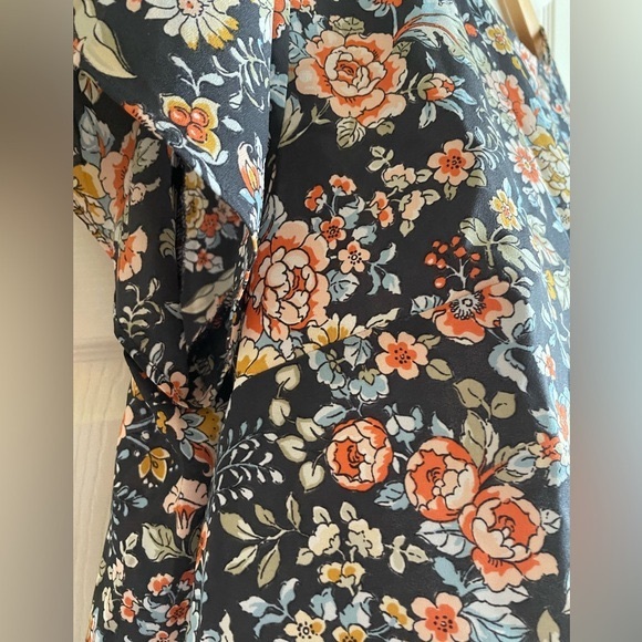 LOFT PLUS Floral Button Back Blouse with Split Overlapping Flutter Sleeves - Picture 11 of 13